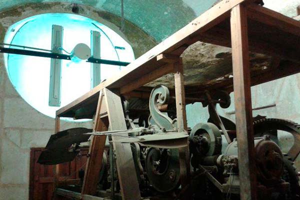 the old and disused clock machine. Climb the tower of the Cathedral - Tourism in Murcia