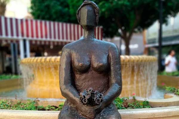 Plaza de las flores, La niña de la flores, a bronze sculpture - Tourism in Murcia